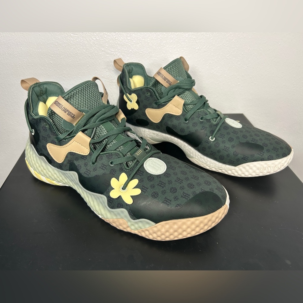 Adidas James Harden Vol. 6 'Green Oxide Monogram'
Green, Cream
Men’s size US 15